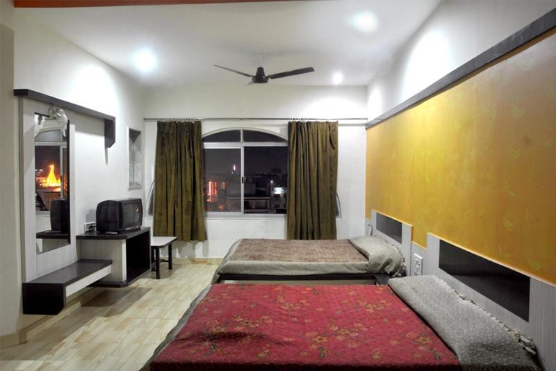 Sharan Hotel Shirdi Room photo